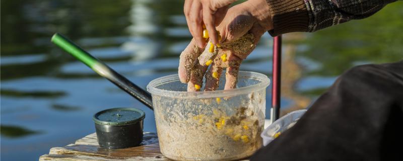 What kind of nest material is good for fishing crucian carp? Can you make a nest with corn kernels