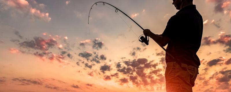 夜の釣りは深く釣るか浅く釣るか、近くて釣るか遠くて釣るか